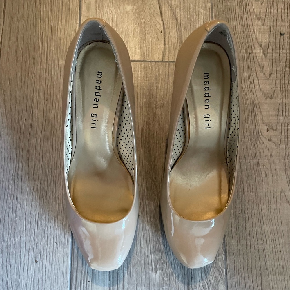 Madden Girl 7.5 nude pumps